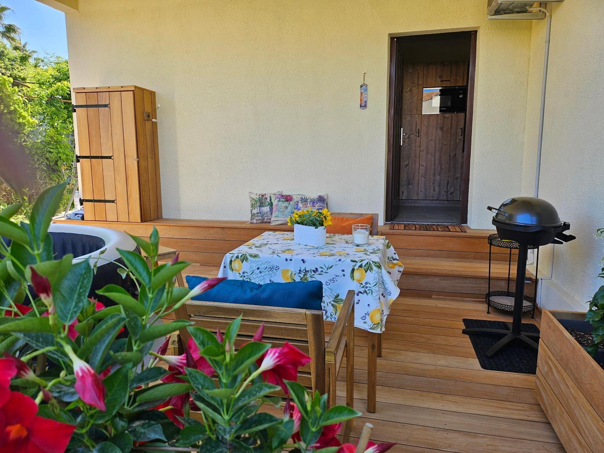 Charmant Studio Pres De La Plage Avec Jacuzzi Et Terrasse Privative Villeneuve-Loubet Eksteriør billede